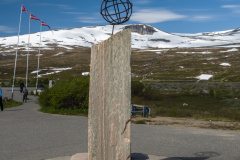 severní polární kruh na 66°33′49″ severní šířky.